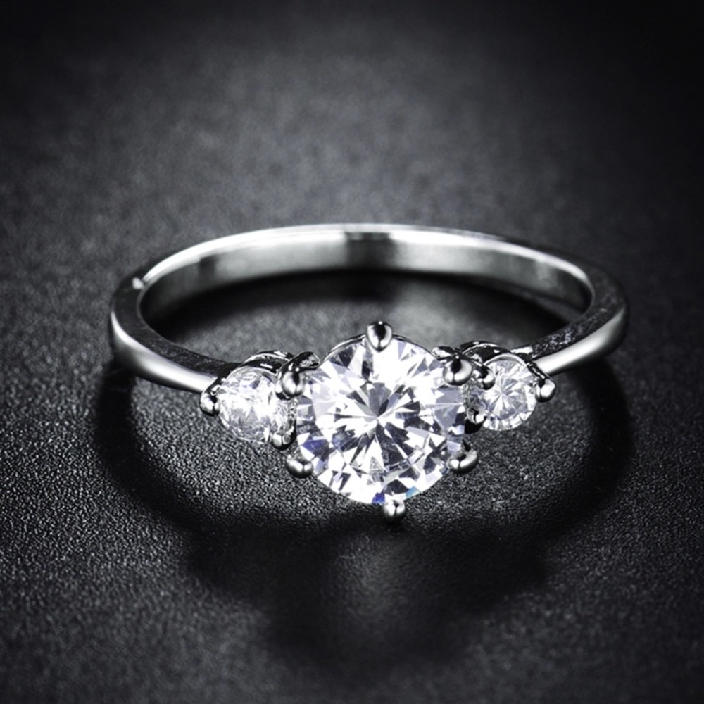 ✴️Last 1!✴️18K White Gold Swarovski Crystal Ring! - Picture 2 of 8